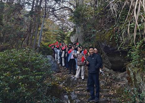 说明: 重走连心路