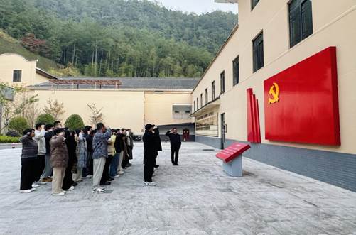 说明: 面对国旗重温入党宣誓